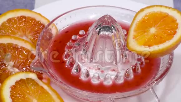 紫柠檬汁中的红橙片视频的预览图