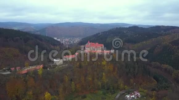 捷克共和国Pernstejn城堡鸟瞰图视频的预览图