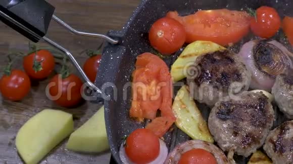 用肉丸子和蔬菜在烤盘上展开视频的预览图