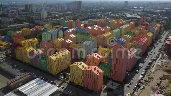 基辅多层建筑彩色街区视频的预览图