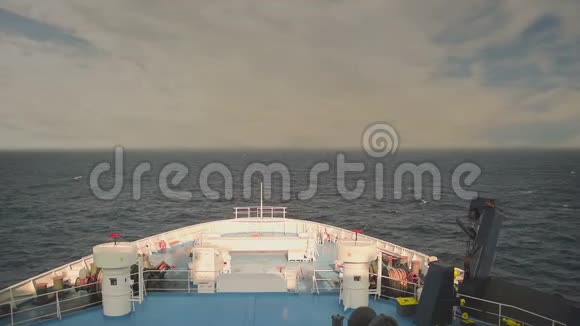 渡船在海洋的中央航行对抗一个戏剧性的天空希腊帕罗斯岛的目的地从正面看视频的预览图