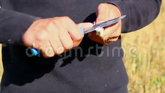 少年手里拿着刀视频的预览图
