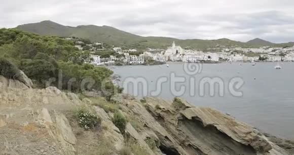 Cadaques西班牙加泰罗尼亚吉罗纳省从海上俯瞰全景视频的预览图