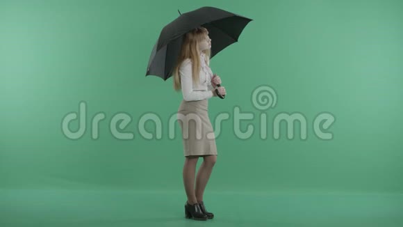 一个女人手里拿着伞看着天空视频的预览图