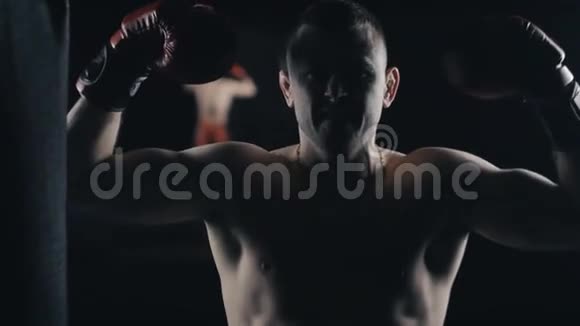 拳击俱乐部拳击冠军拳击手套肖像视频的预览图