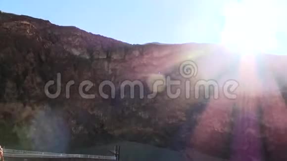 美国的旅游景点死亡谷国家公园镜头仰望蓝天和阳光视频的预览图