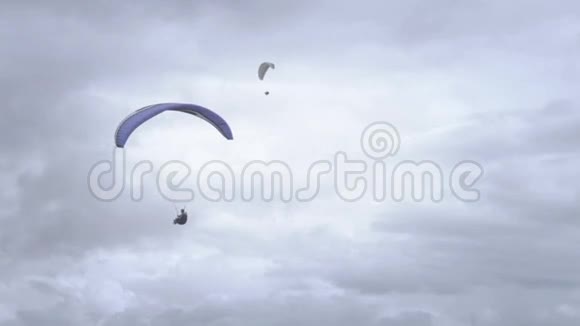 滑翔伞飞行视频的预览图