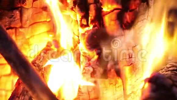 夜晚的篝火时间流逝燃烧原木在橙色火焰特写火灾的背景美丽的火焰视频的预览图