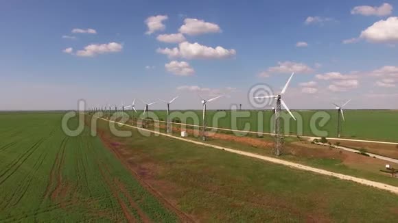 用风力涡轮机俯瞰田野视频的预览图