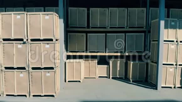 一个有盒子的大储藏室关门视频的预览图