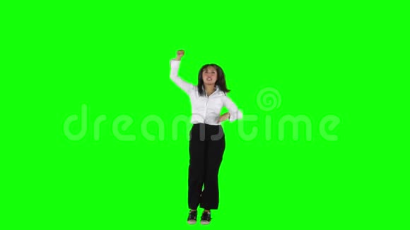 成功的女商人跳舞和跳跃视频的预览图