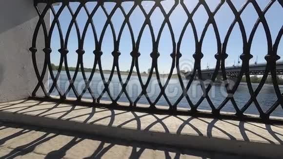 城市滨水区装饰金属围栏视频的预览图