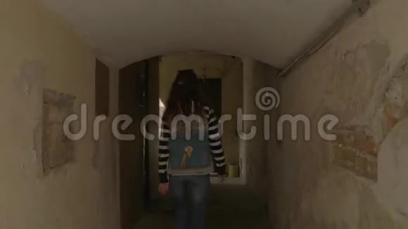 女人沿着黑暗的走廊走视频的预览图
