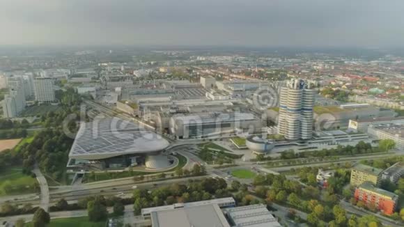 慕尼黑宝马博物馆和电视塔无人机飞行视频的预览图