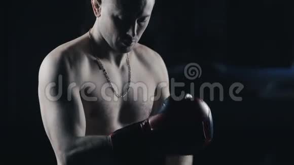 运动员穿拳击手套视频的预览图