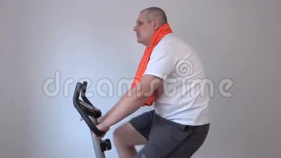累人用毛巾擦运动自行车视频的预览图