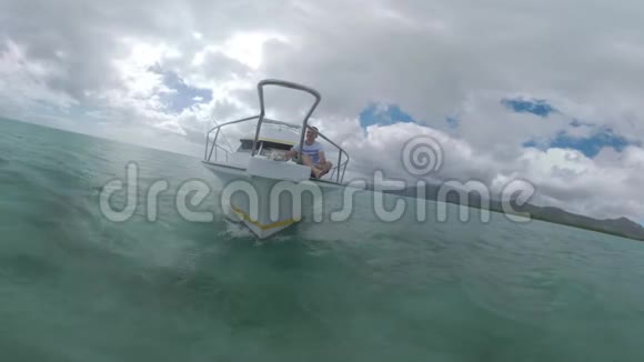 乘游艇在毛里求斯附近的海洋中畅游的人视频的预览图