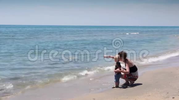 在阳光明媚的海滩上的母亲和孩子法国CoteDazu视频的预览图