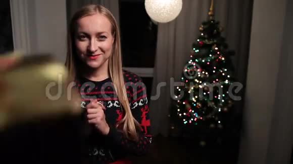 带着圣诞礼物盒的快乐女人视频的预览图