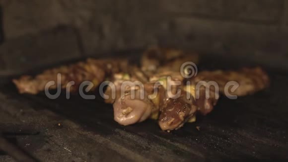 猪肉牛肉肉片和鸡排都是用烤炉烤出来的而不是餐厅的煤视频的预览图