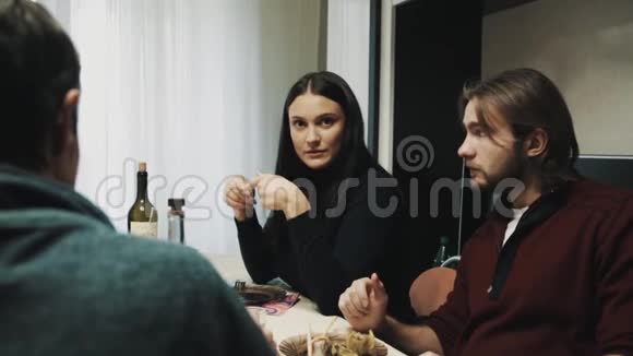一位性格开朗的年轻女士在餐桌上和朋友聊天视频的预览图