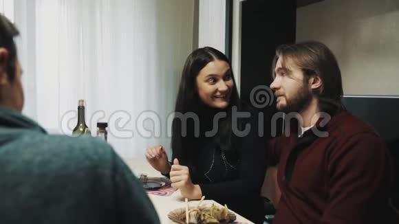 在餐桌上和朋友交谈时一对夫妇正在夹着酒杯和饮料视频的预览图