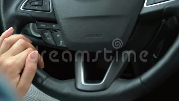 关闭女性手指按下汽车发动机启动停止按钮视频的预览图