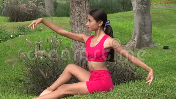 女性青少年瑜伽玫瑰视频的预览图