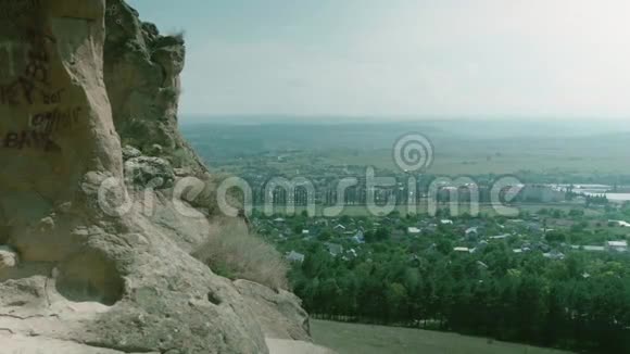 从山顶俯瞰村庄和森林视频的预览图
