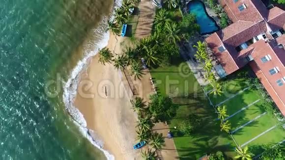 斯里兰卡海滩附近有秋千池的房子的鸟瞰图视频的预览图