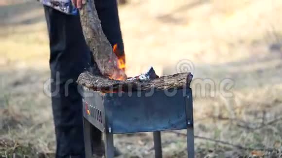 男人为烧烤准备烤架视频的预览图