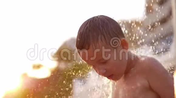 日落时儿童沙滩淋浴视频的预览图