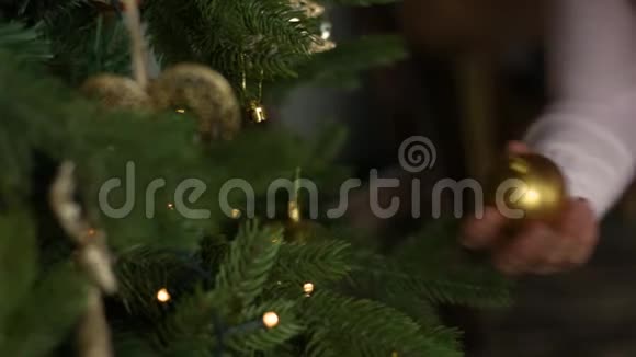 妈妈和小儿子装饰圣诞树视频的预览图