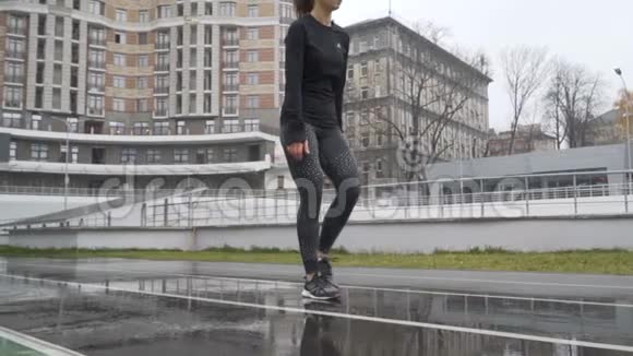 年轻女子运动员在跑步跑道上的镜头前冲刺120fps视频的预览图