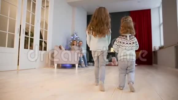 两个姐妹在圣诞节跑去给父母送礼物视频的预览图