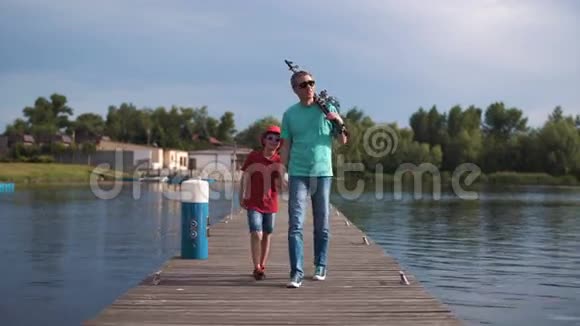 父亲和儿子在码头散步视频的预览图