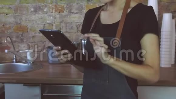 一个有魅力的女孩在平板电脑上工作视频的预览图