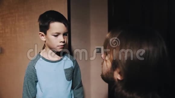 小孩在公寓走廊里和长头发的父亲说话视频的预览图
