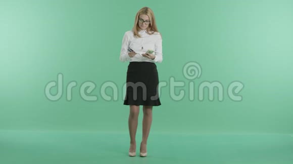一个女孩手里拿着一卷钱和一张塑料卡片视频的预览图