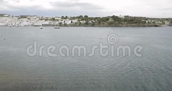Cadaques西班牙加泰罗尼亚吉罗纳省从海上俯瞰全景视频的预览图