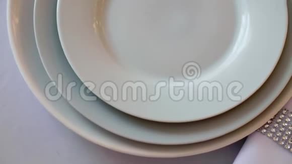白色桌布餐盘酒杯餐巾纸视频的预览图