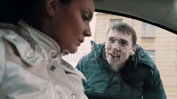 女人打开窗户外面的男人可以和乘客说话视频的预览图