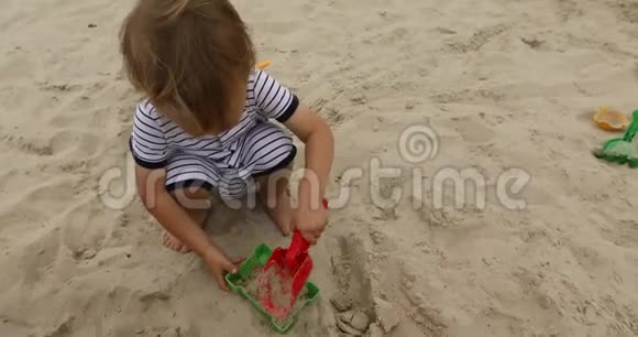 小男孩在沙子里玩视频的预览图