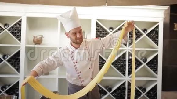 厨房里的厨师在准备意大利面视频的预览图
