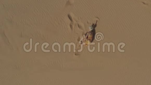 女孩在沙丘上跳舞4k无人驾驶飞机射击视频的预览图