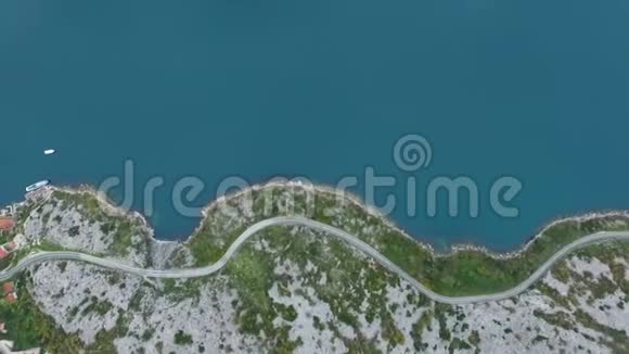 空中飞行俯瞰悬崖和海岸线视频的预览图