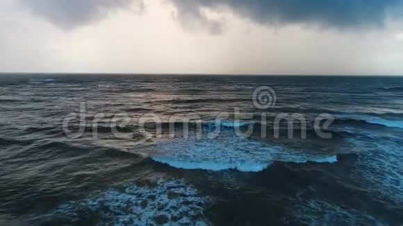 斯里兰卡多云天空下的地平线上的海面视频的预览图
