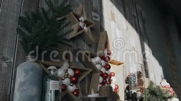 圣诞树附近一间舒适房间的木架上圣诞树装饰品的原始装饰视频的预览图