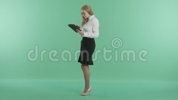戴眼镜的女商人用平板电脑视频的预览图