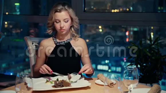优雅的女孩正在餐厅用餐视频的预览图